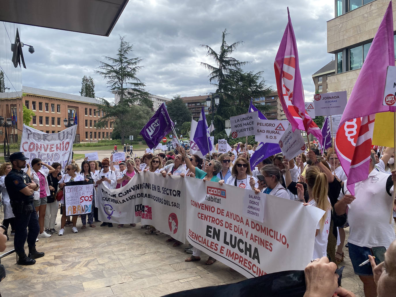 Fotos: La plantilla ayuda a domicilio toma las calles de Oviedo por un «convenio digno»