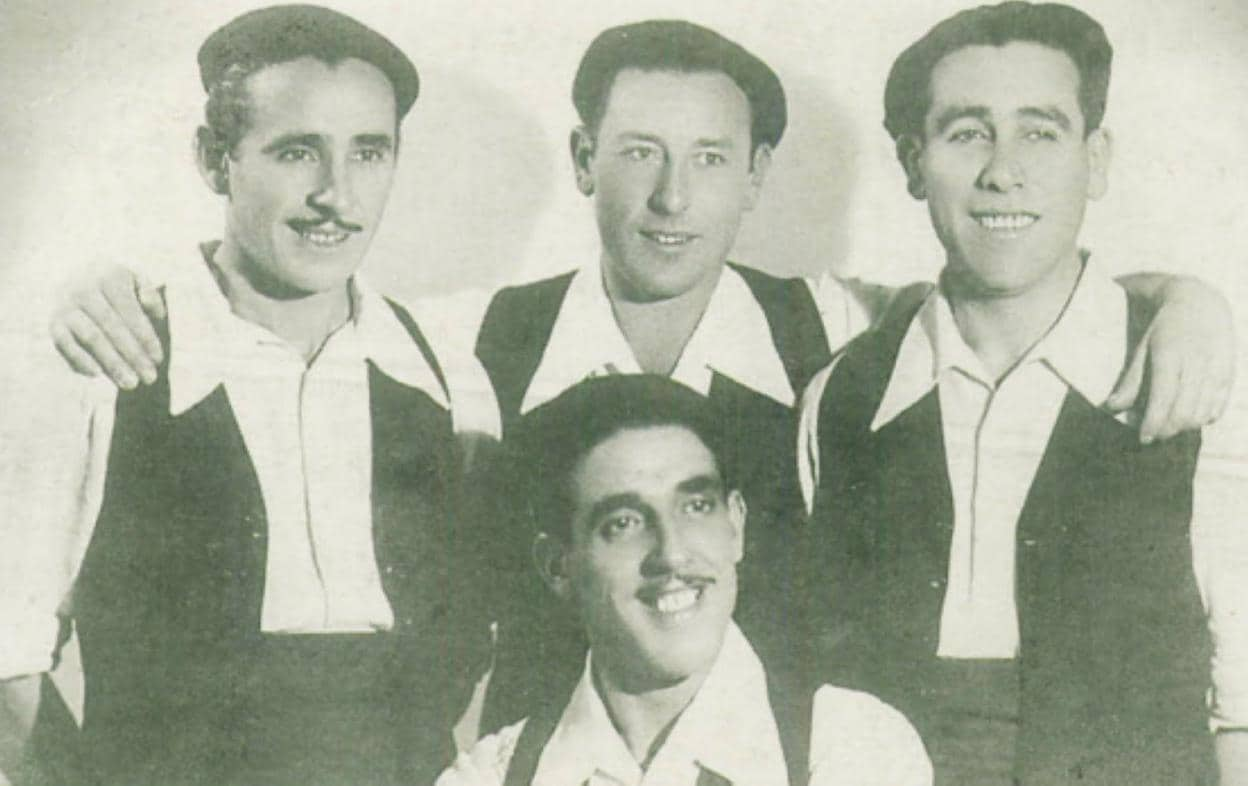 Luis Fariña, primero por la izquierda, en el Cuarteto Vocal Asturiano.