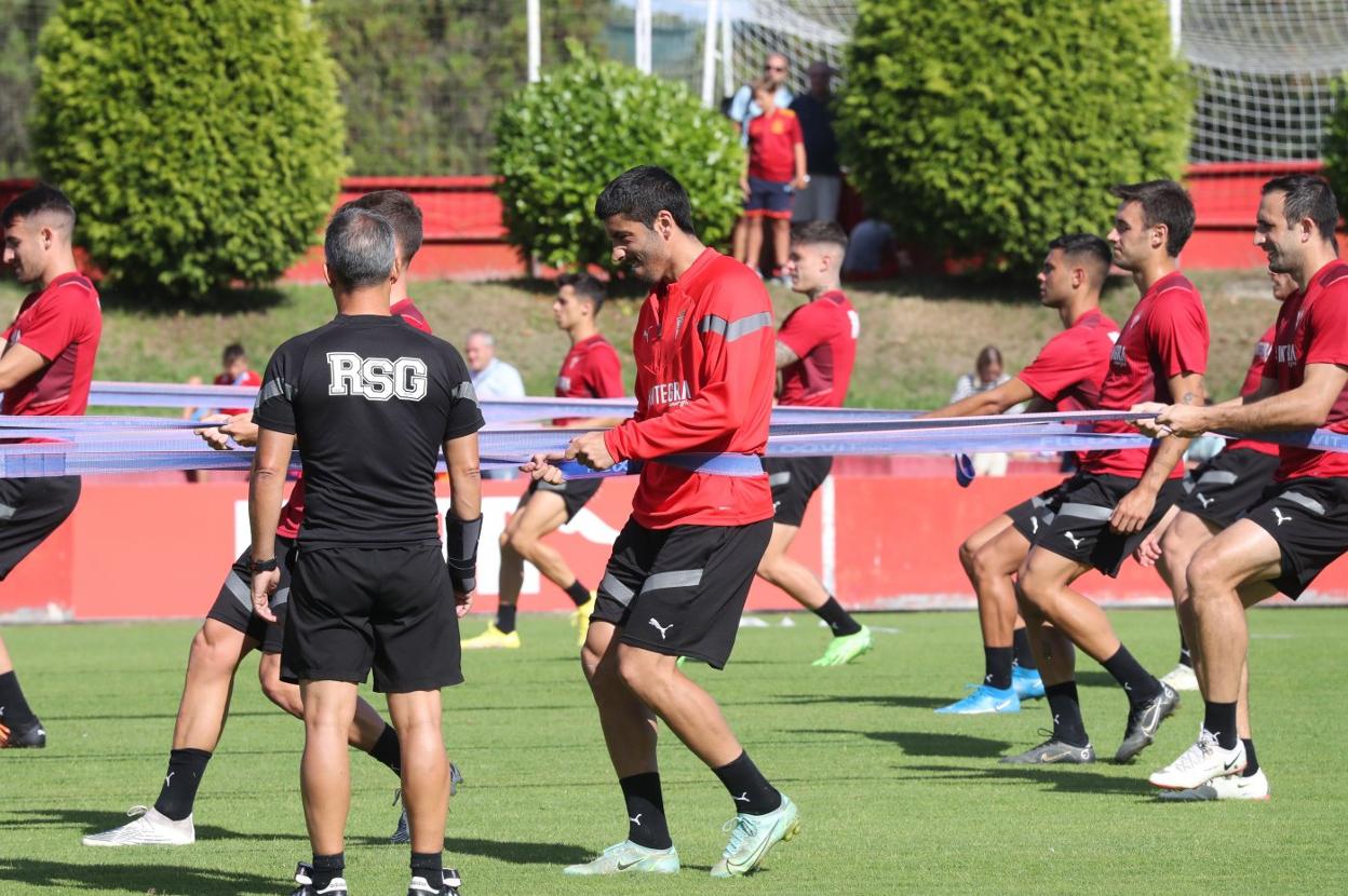 Cote, ayer, durante un ejercicio de fuerza en la fase inicial del entrenamiento, con José Antonio Morga de espaldas.