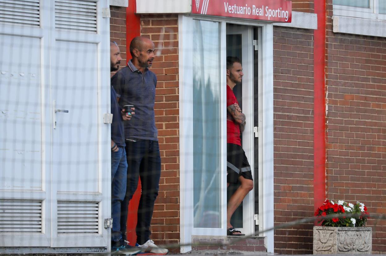 Villalba, ayer, en una de sus últimas imágenes en Mareo, con Mario y Odín Vite a su derecha. 