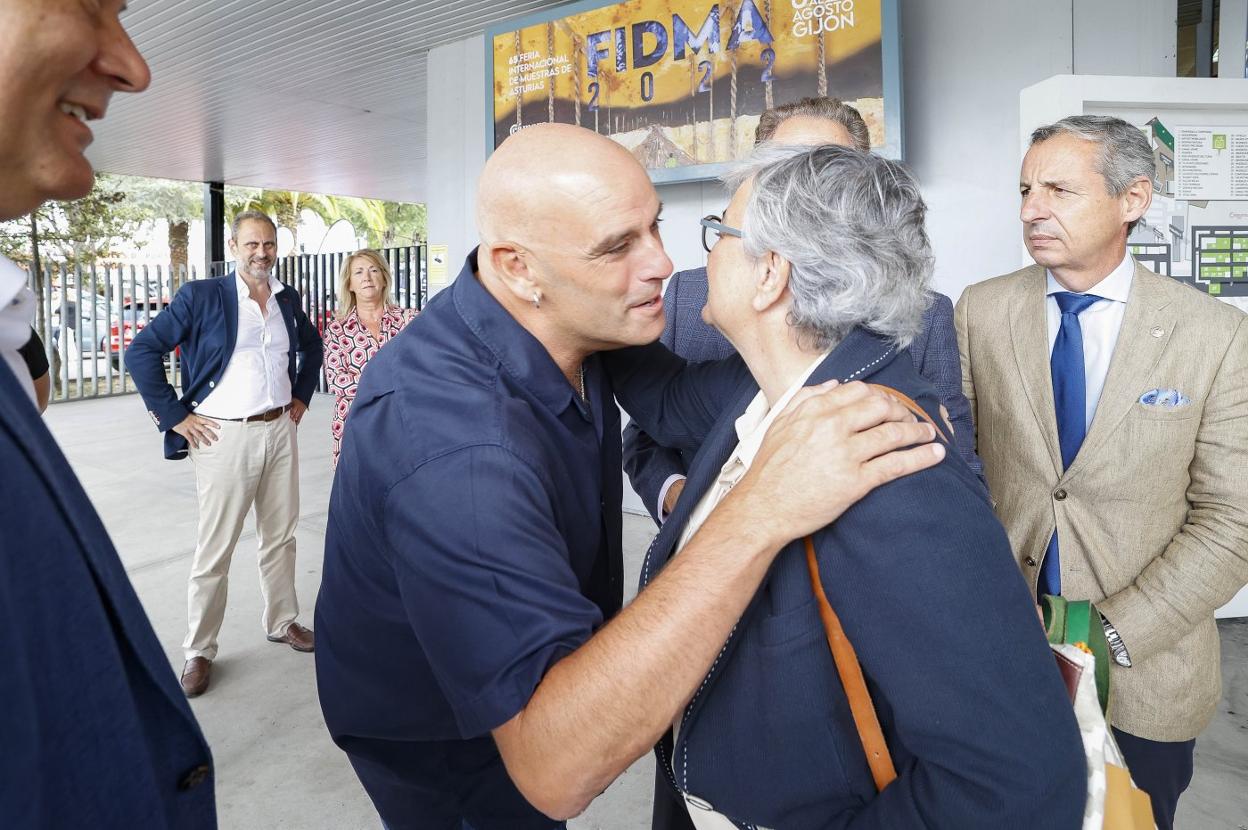 Monchu García y Ana González se saludan con dos besos. 