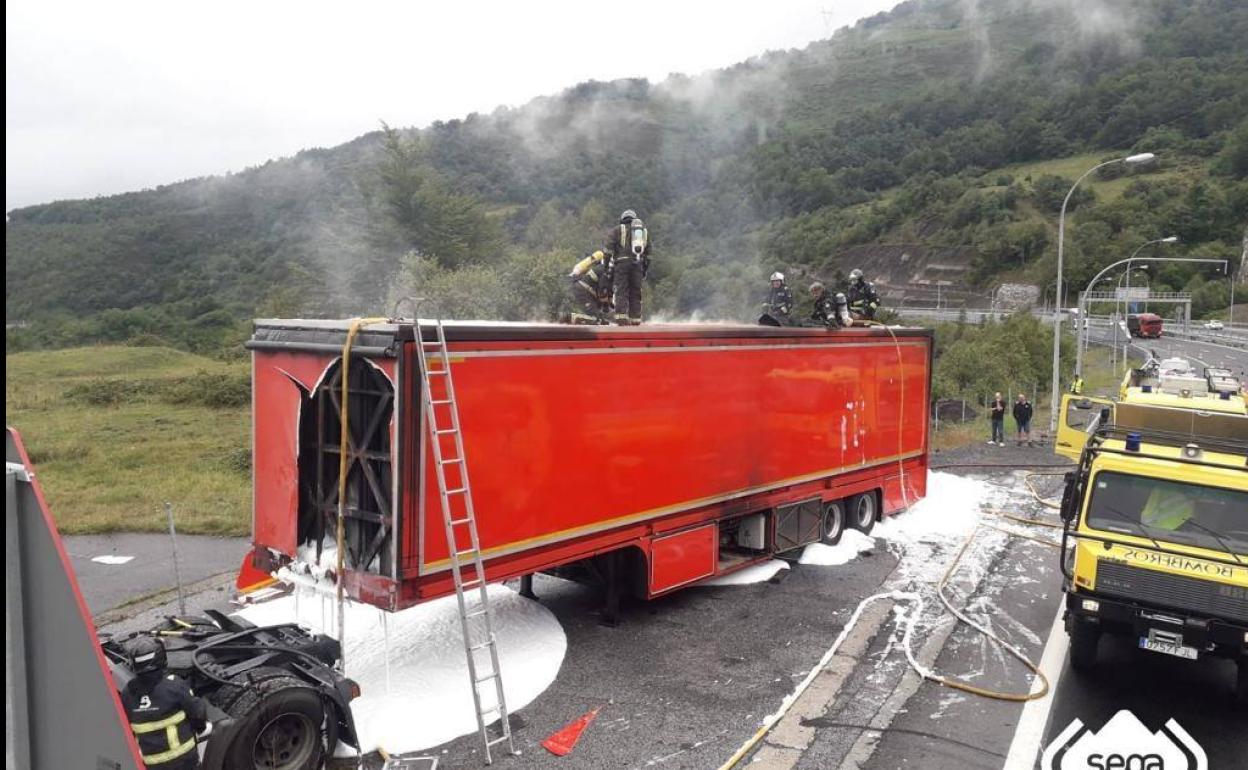 Arde un camión orquesta en la autopista del Huerna, en Lena