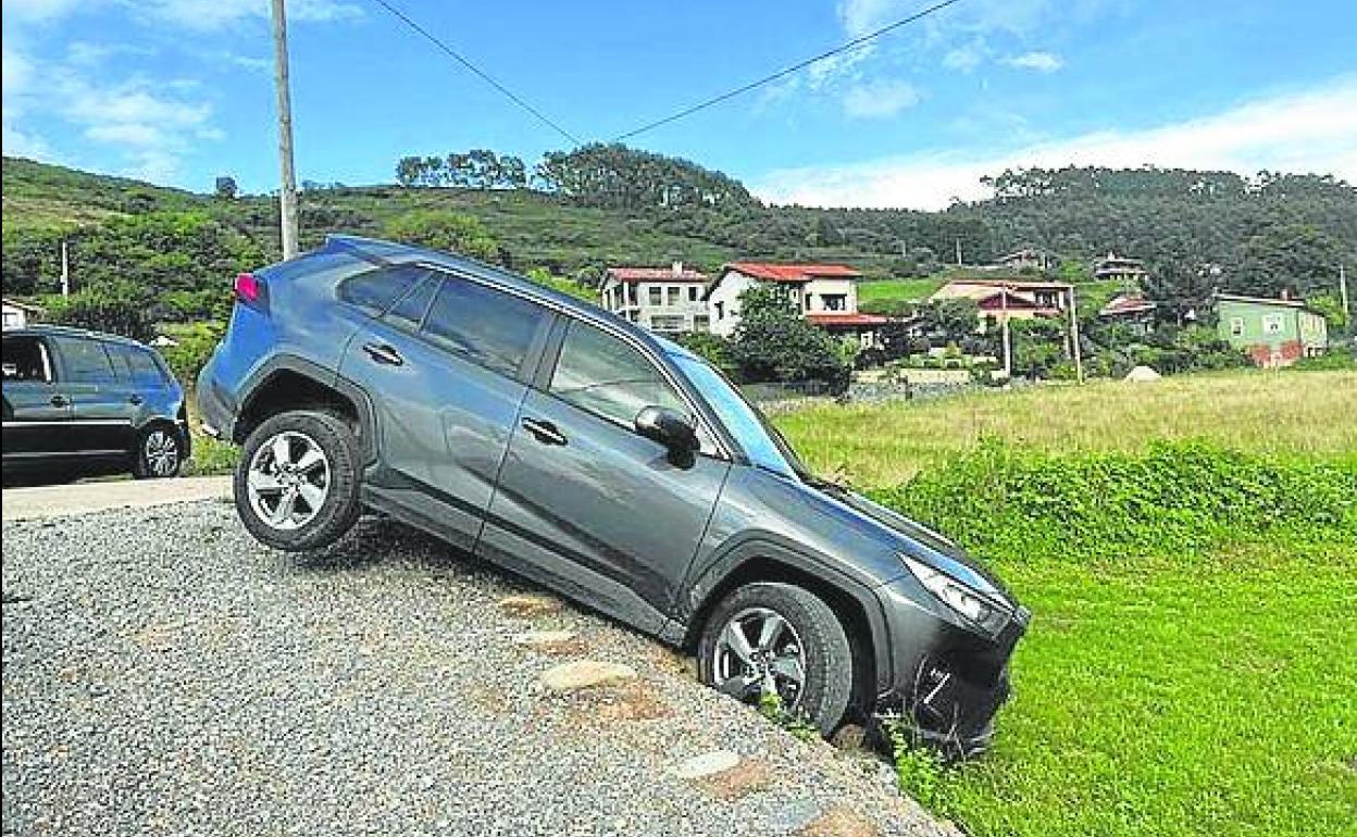 El coche accidentado en Vega, en Ribadesella. 