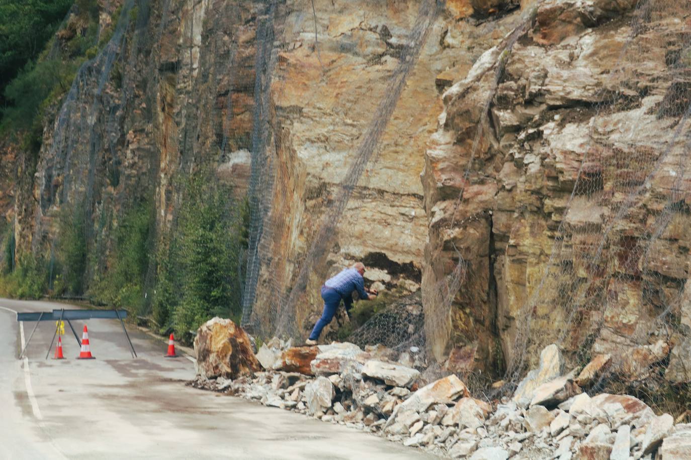 La comunicación por carretera en la AS-29 entre Ibias y Cangas del Narcea permanece desde la noche del miércoles interrumpida por un argayo, un nuevo incidente en el suroccidente de Asturias que se produce además en pleno verano.