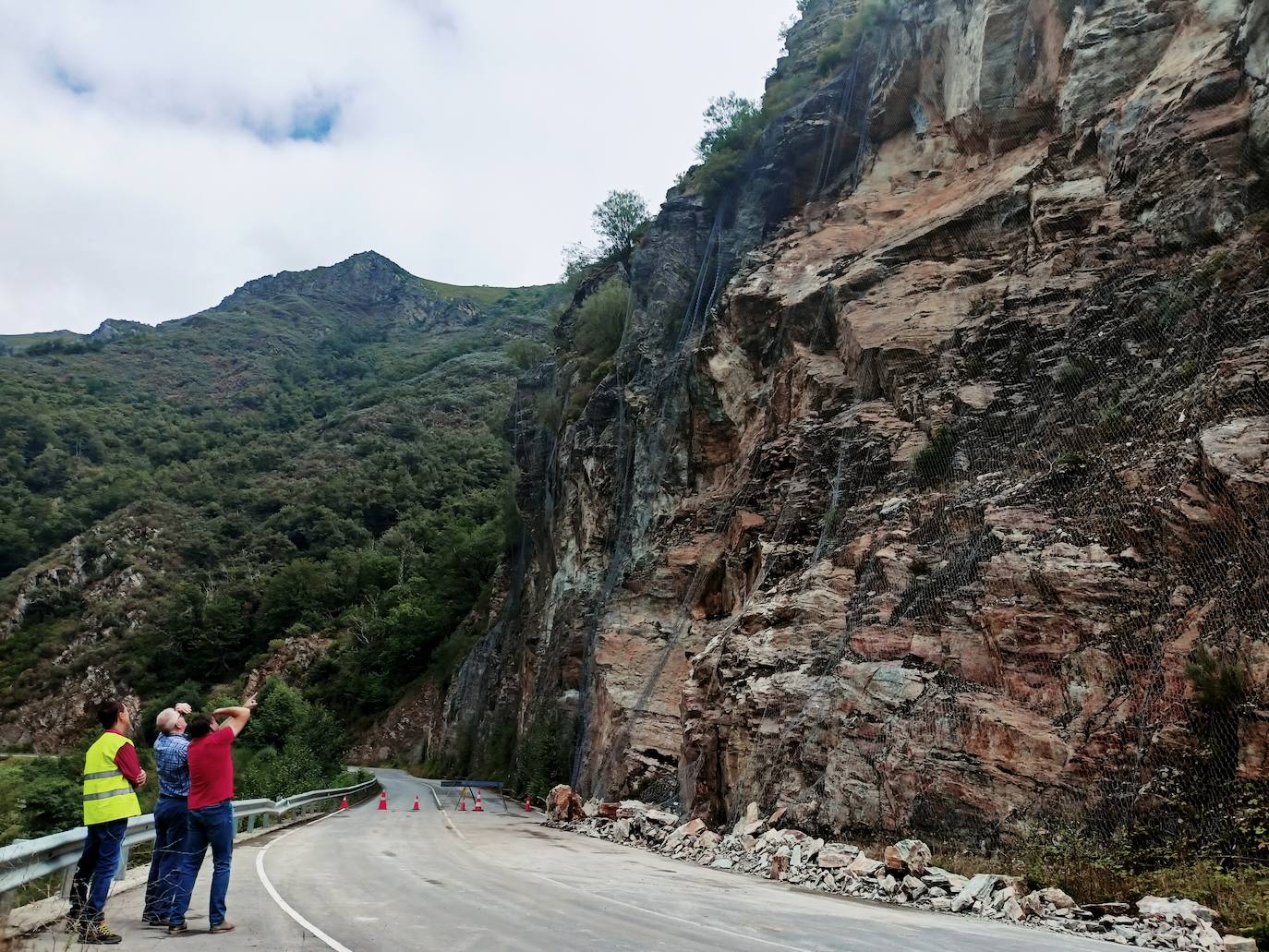 La comunicación por carretera en la AS-29 entre Ibias y Cangas del Narcea permanece desde la noche del miércoles interrumpida por un argayo, un nuevo incidente en el suroccidente de Asturias que se produce además en pleno verano.