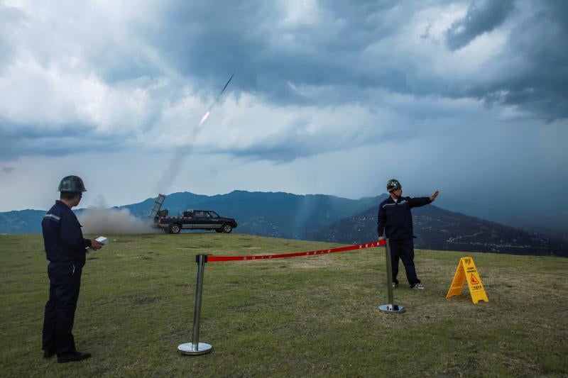 Un equipo chino lanza un cohete provisto de yoduro de plata y otras sustancias condensantes en la provincia de Hubei para crear cristales de hielo en las formaciones nubosas y provocar la lluvia artificial. La caza o siembra de nubes tiene su origen en 1940 y, aparte del gigante asiático, Emiratos Árabes Unidos y algunos Estados norteamericanos como Colorado y California recurren habitualmente a esta iniciativa que, sin embargo, resulta bastante cuestionada. En España hubo una experiencia pionera en Valladolid en 1979