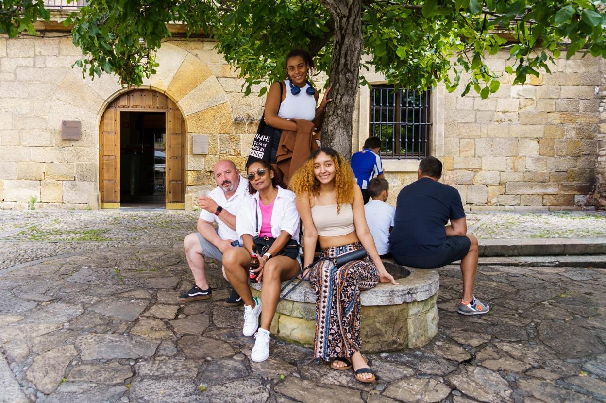 La familia De la Cruz, frente a la Casa Natal de Jovellanos. 