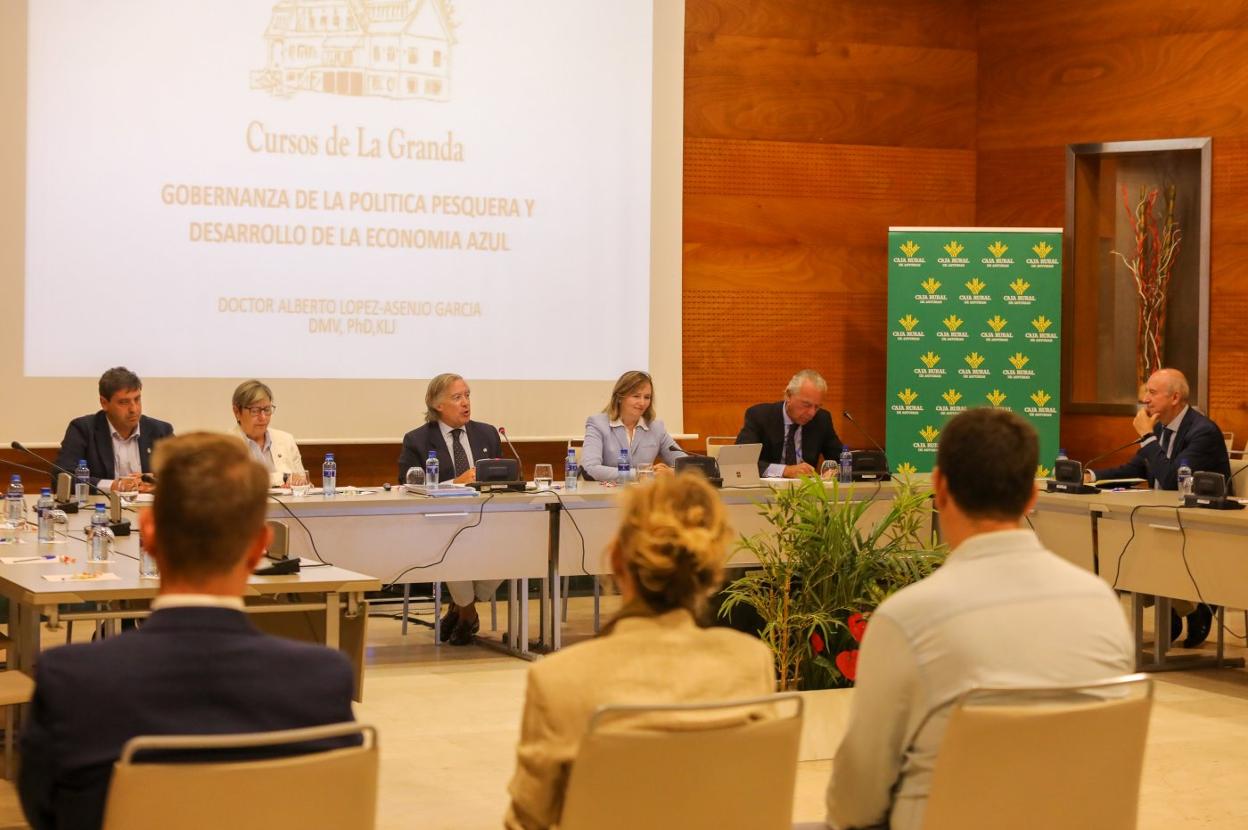 En la mesa presidencial, Francisco González, Rosa Quintana; Alberto López-Asenjo, Isabel Artime y Raimundo Abando. 