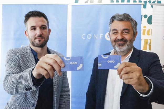 El viceconsejero de Movilidad, Jorge García, y el consejero Alejandro Calvo, con la nueva tarjeta. 