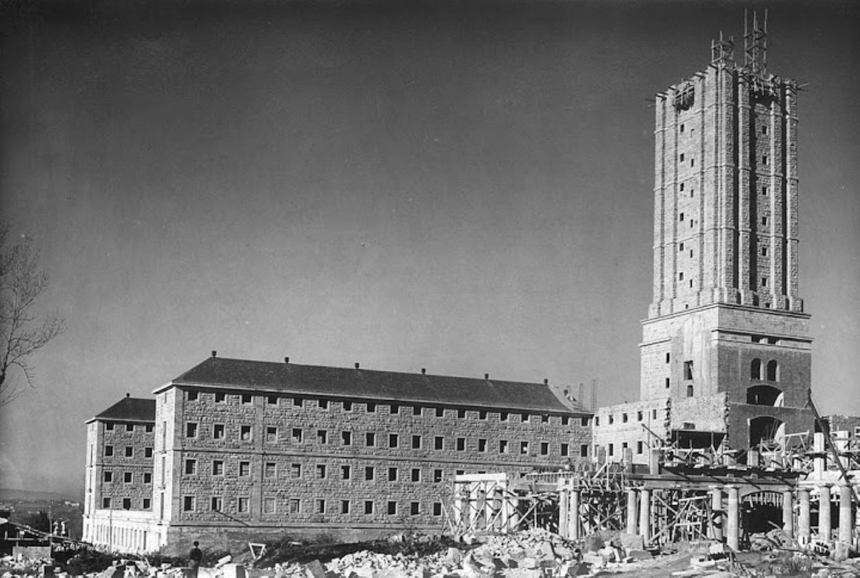 La Universidad Laboral, en construcción. Sobre 1950.