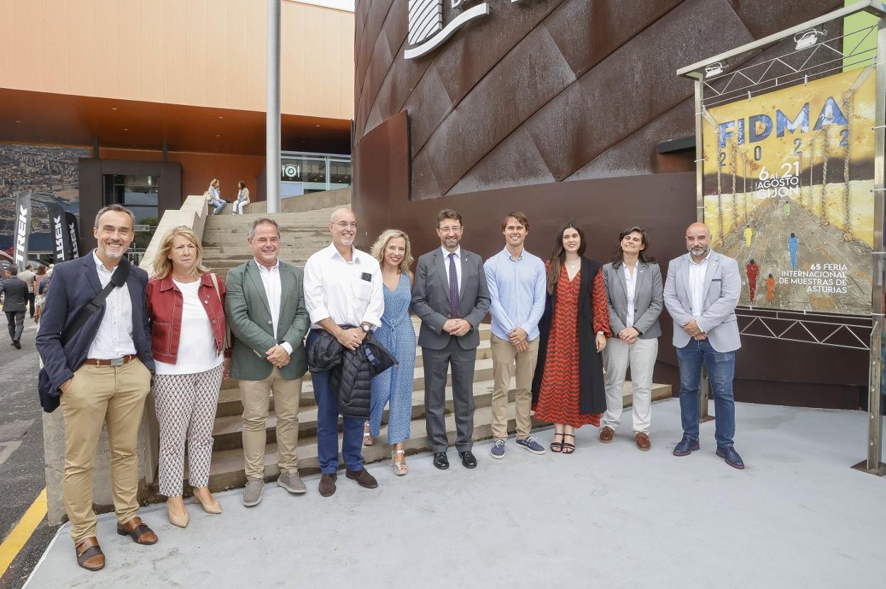 Autoridades y empresarios posan antes de entrar al evento de Guppy. 