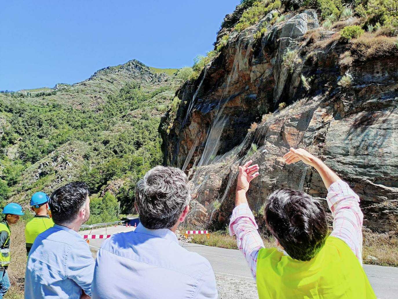 Fotos: Así van las obras para asegurar el talud tras el argayo en la AS-29