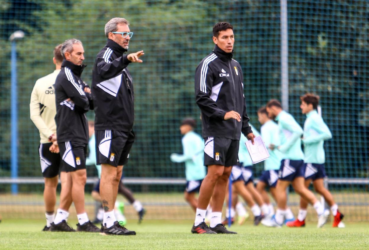 Jon Pérez, 'Bolo', charla con Pablo Santis durante el entrenamiento de ayer en presencia de Pablo Lago. 