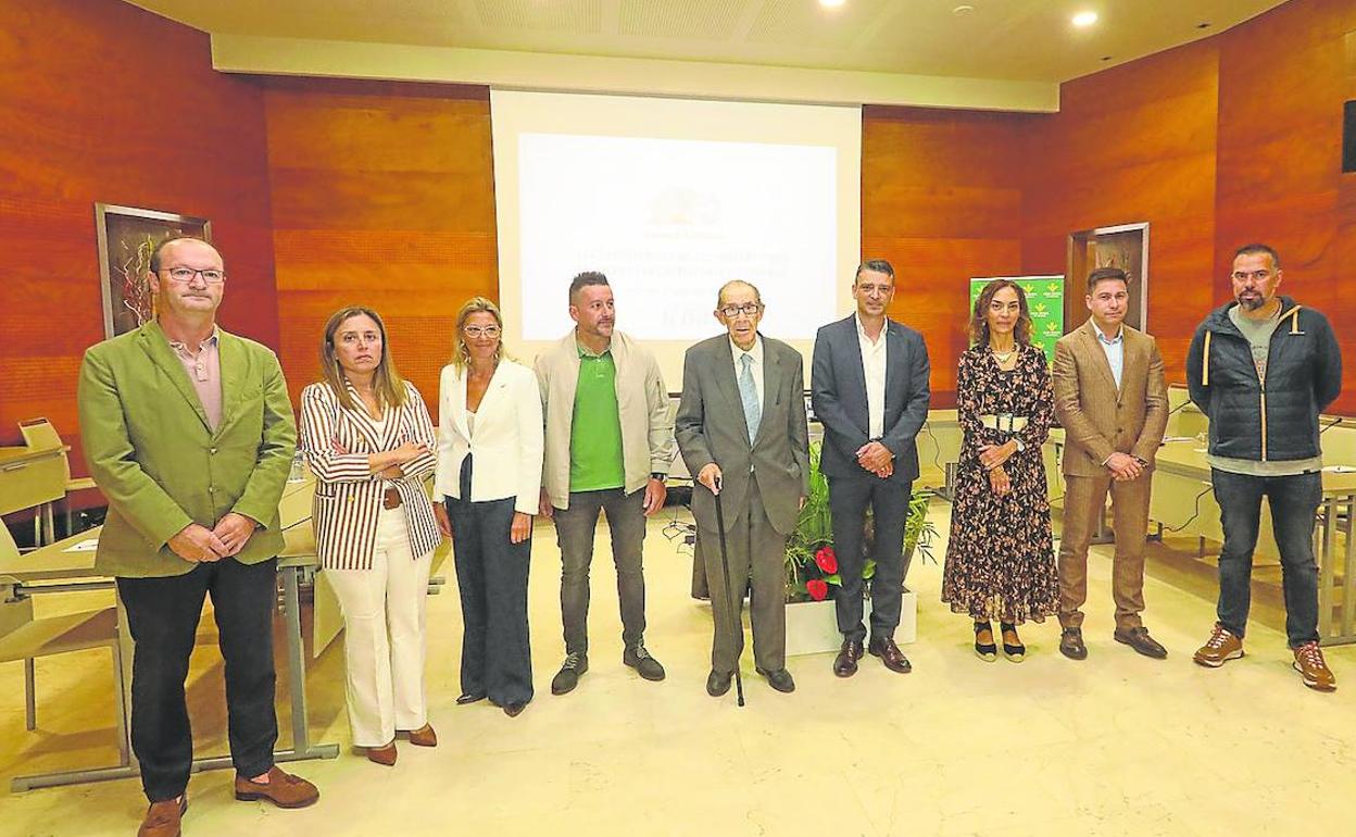 Por la izquierda, Javier Cueli, María Calvo, Pilar Llácer, Javier Fernández Lanero, Juan Velarde, Juan Carlos Campo, Raquel Tapia, Luis de Sá y José Manuel Zapico, antes de intervenir en los Cursos de La Granda. 
