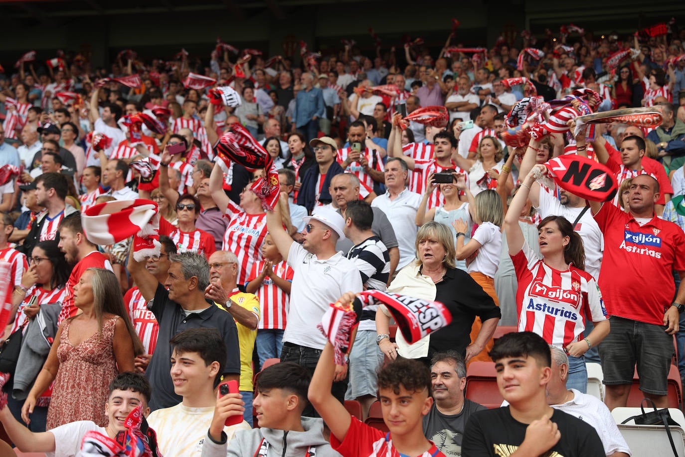 Fotos: ¿Estuviste en el Sporting - Andorra? ¡Búscate!