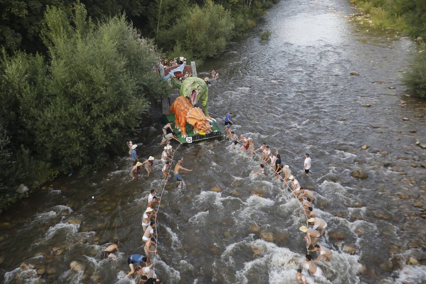 Fotos: Monumental fiesta al agua en el Descenso Folclórico del Nalón