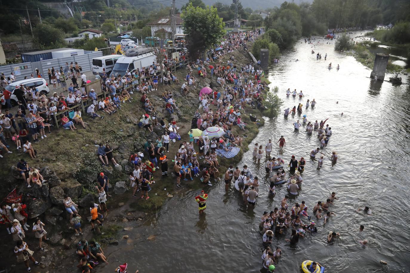 Fotos: Monumental fiesta al agua en el Descenso Folclórico del Nalón