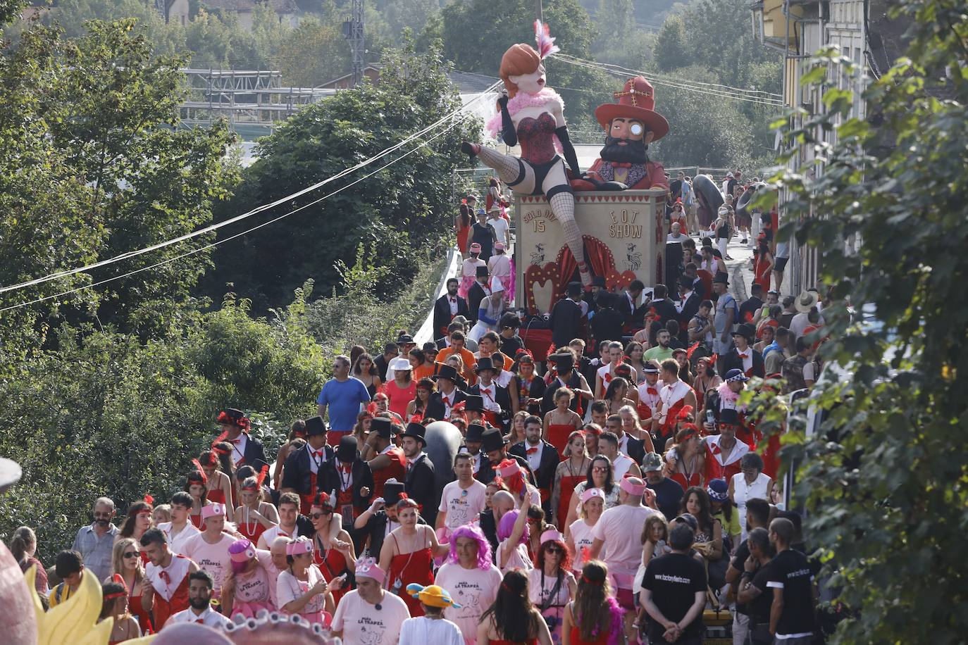 Fotos: Monumental fiesta al agua en el Descenso Folclórico del Nalón