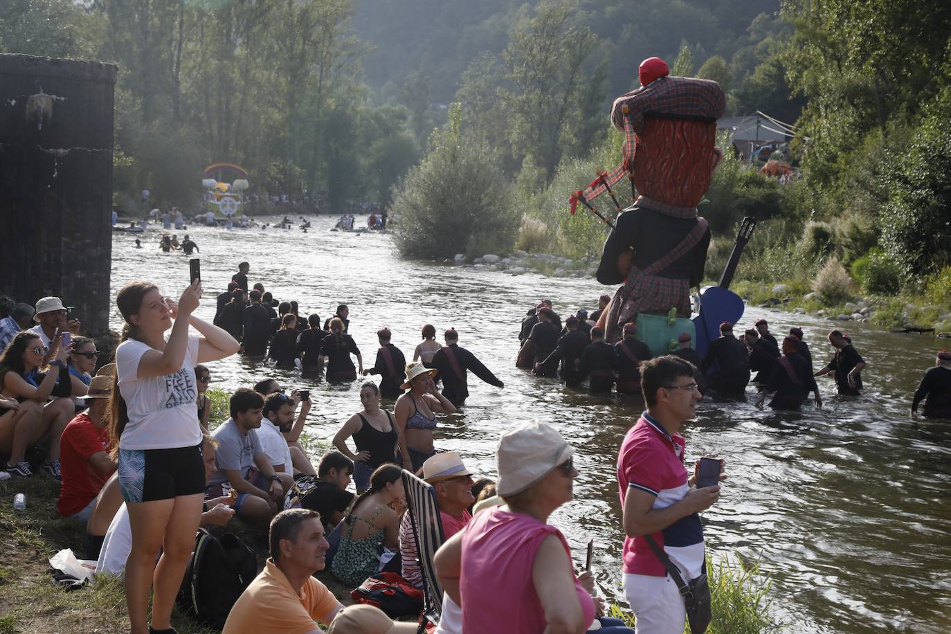 Fotos: Monumental fiesta al agua en el Descenso Folclórico del Nalón