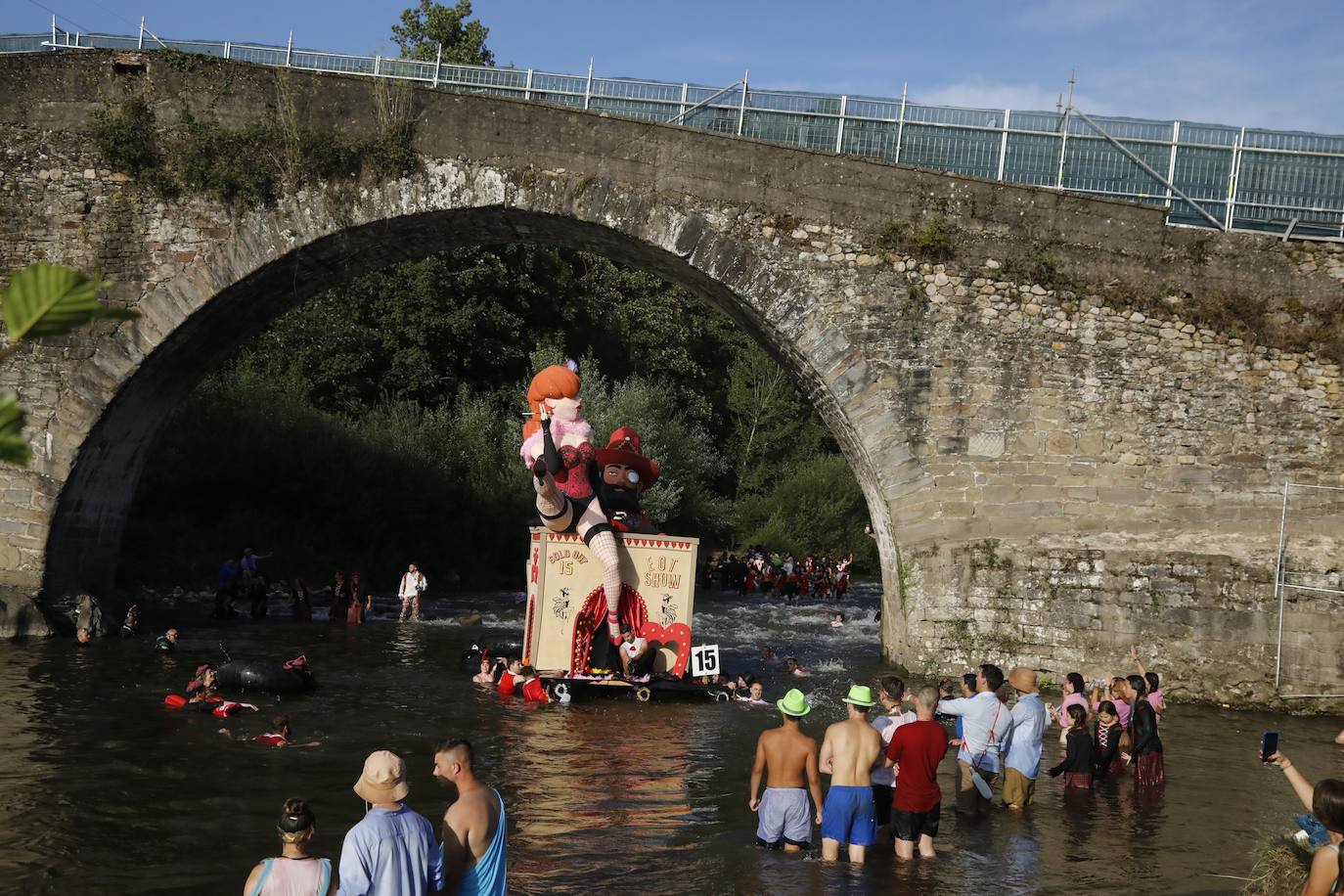 Fotos: Monumental fiesta al agua en el Descenso Folclórico del Nalón