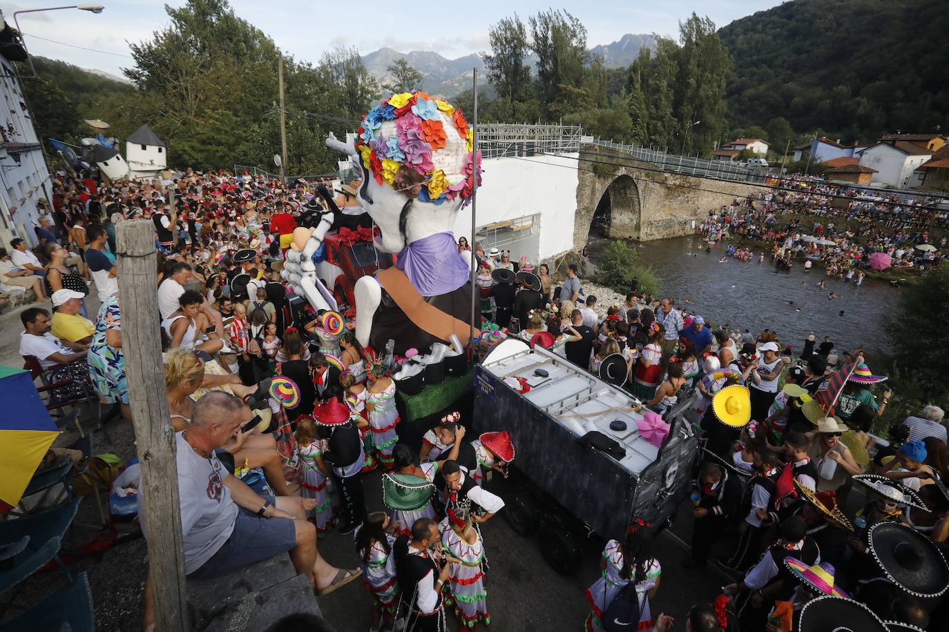 Fotos: Monumental fiesta al agua en el Descenso Folclórico del Nalón