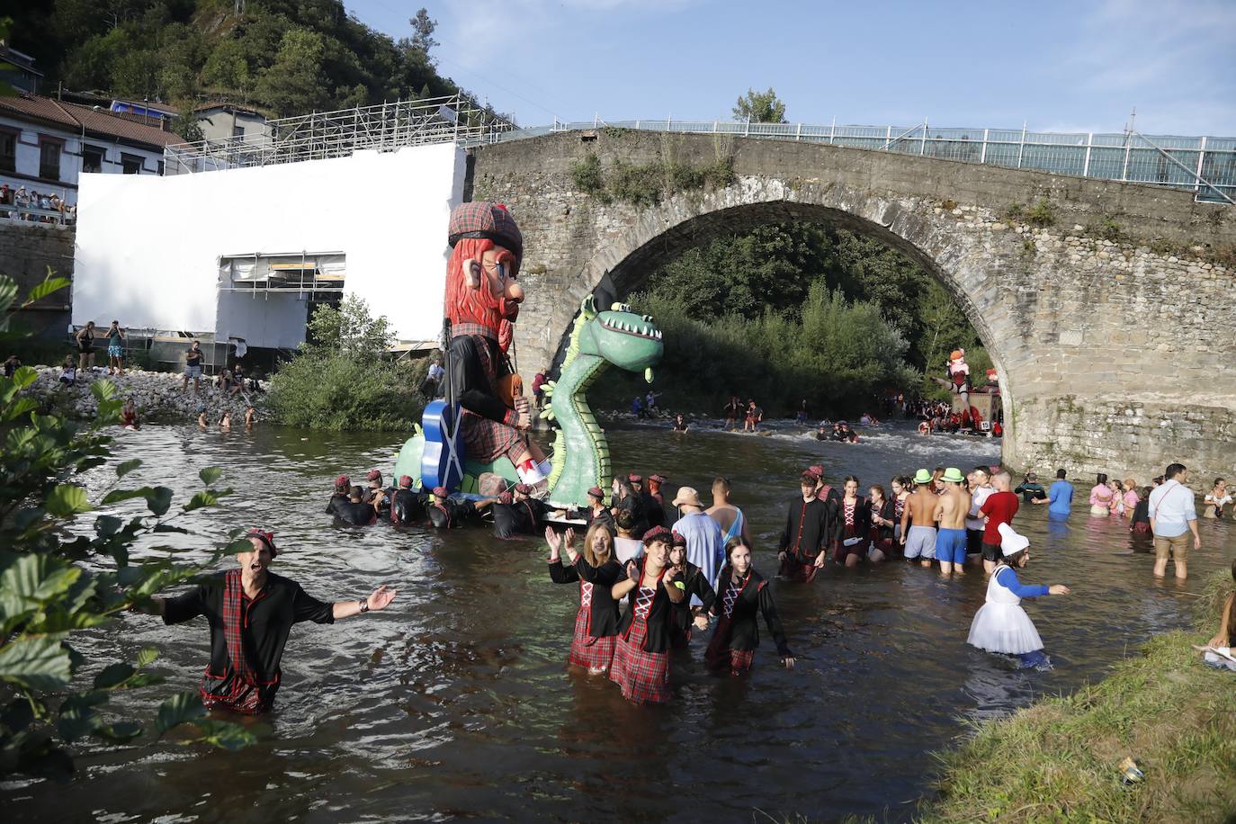 Fotos: Monumental fiesta al agua en el Descenso Folclórico del Nalón