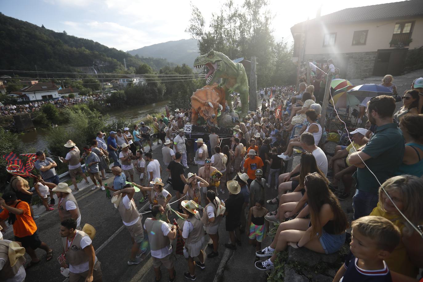 Fotos: Monumental fiesta al agua en el Descenso Folclórico del Nalón