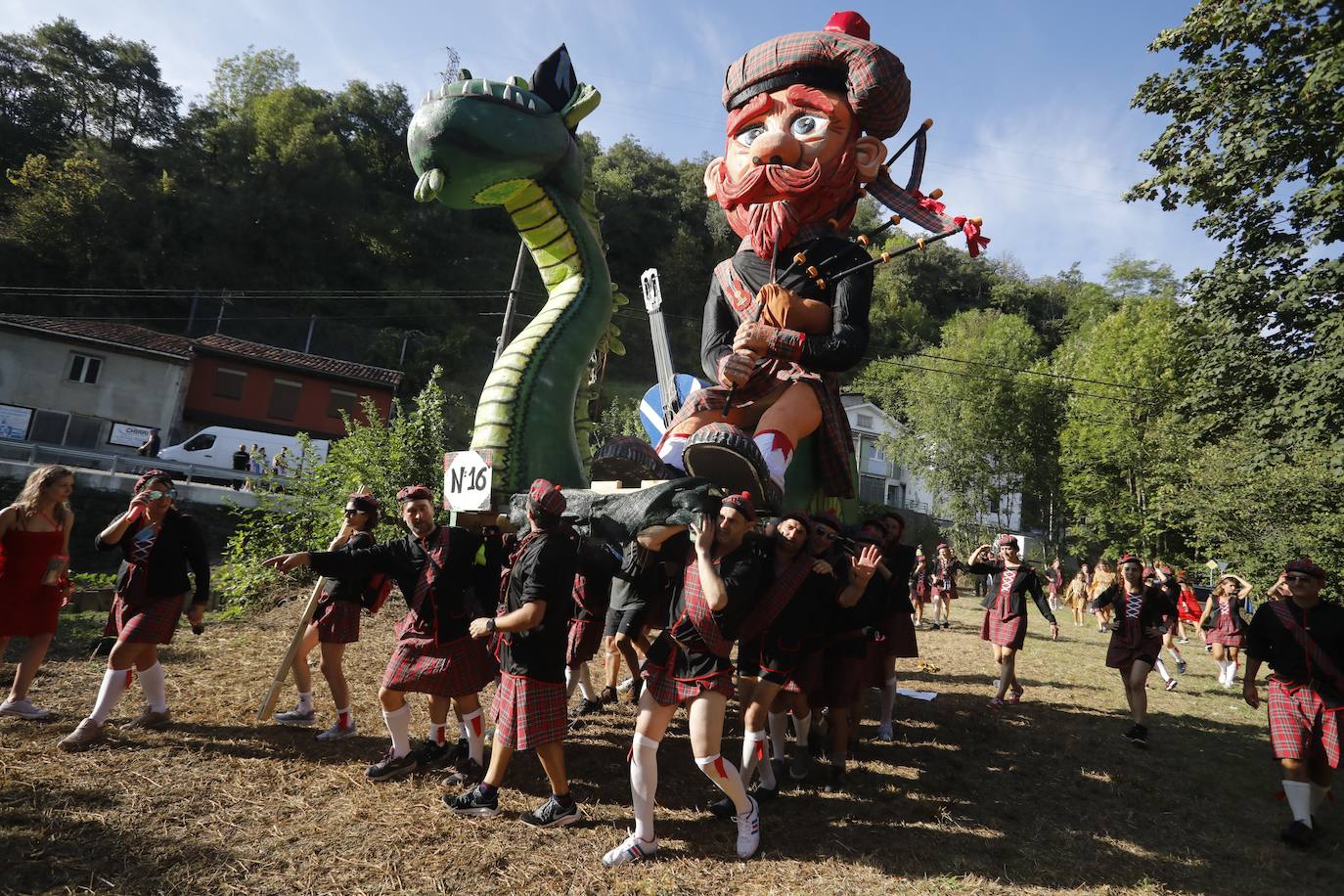 Fotos: Monumental fiesta al agua en el Descenso Folclórico del Nalón