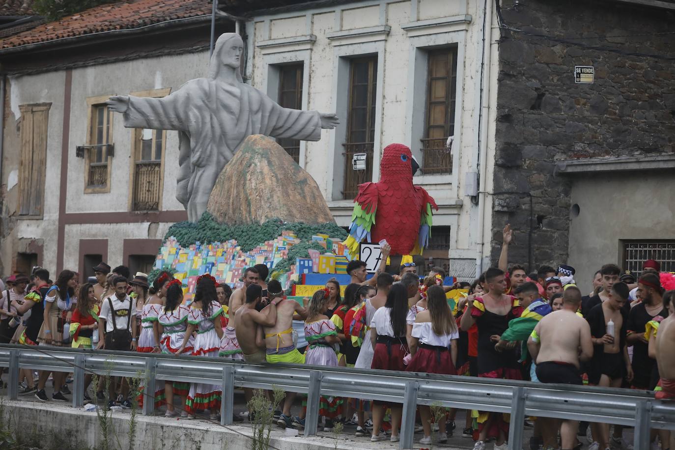 Fotos: Monumental fiesta al agua en el Descenso Folclórico del Nalón