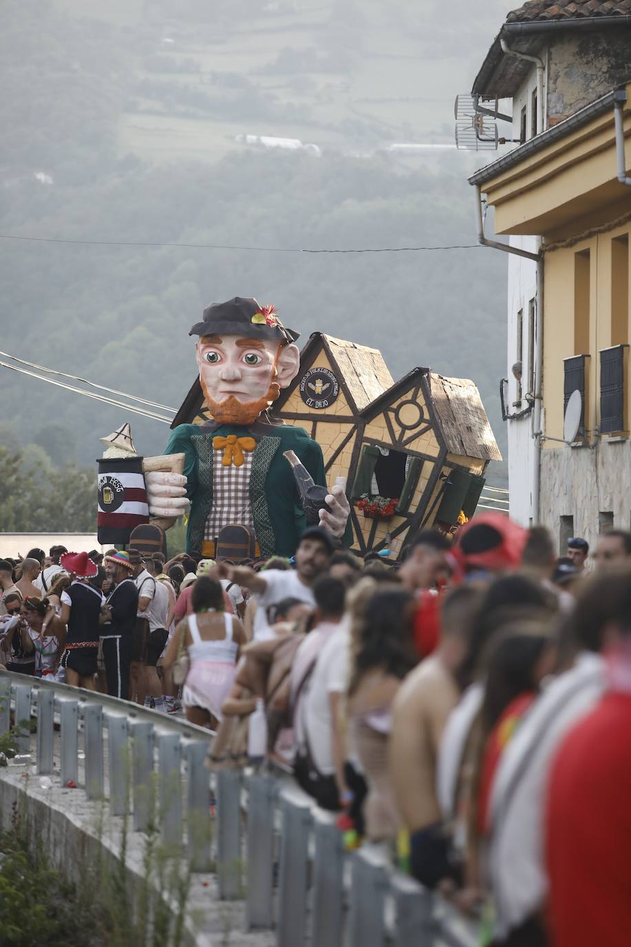 Fotos: Monumental fiesta al agua en el Descenso Folclórico del Nalón