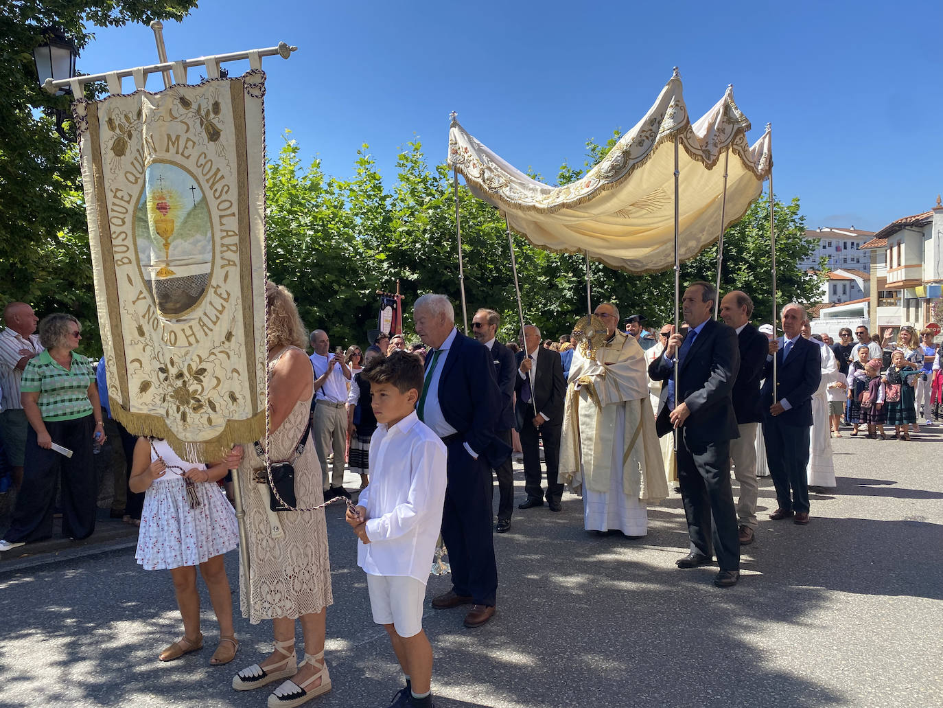 Fotos: La Sacramental llena de color y vida las calles de Colombres