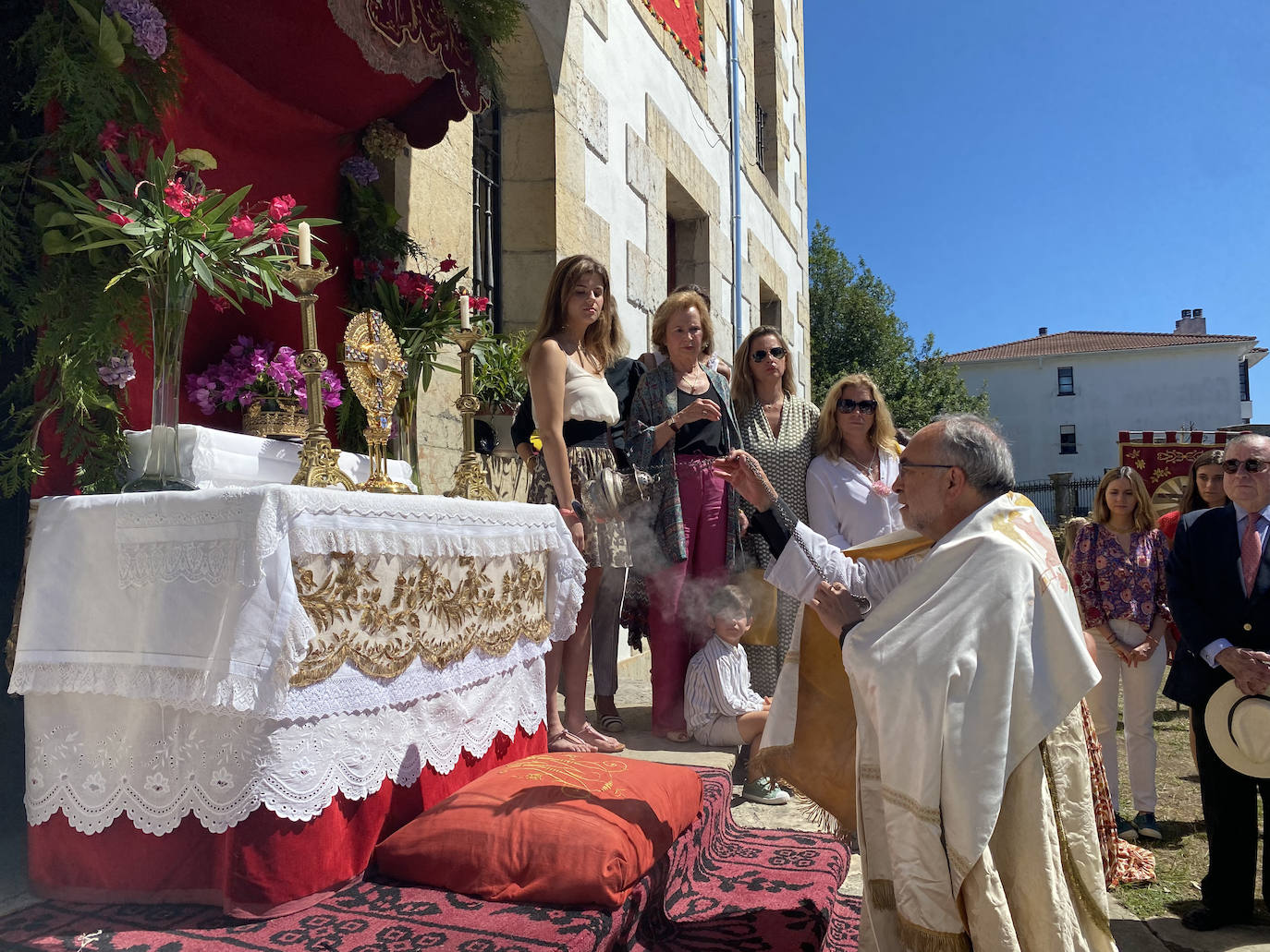 Fotos: La Sacramental llena de color y vida las calles de Colombres