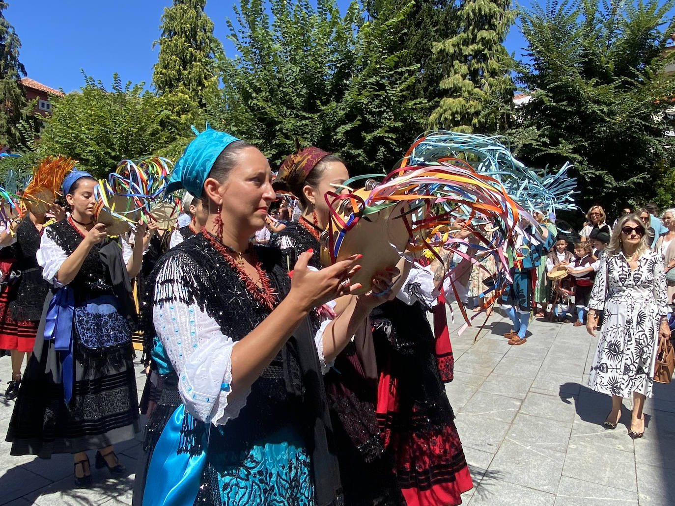 Fotos: La Sacramental llena de color y vida las calles de Colombres