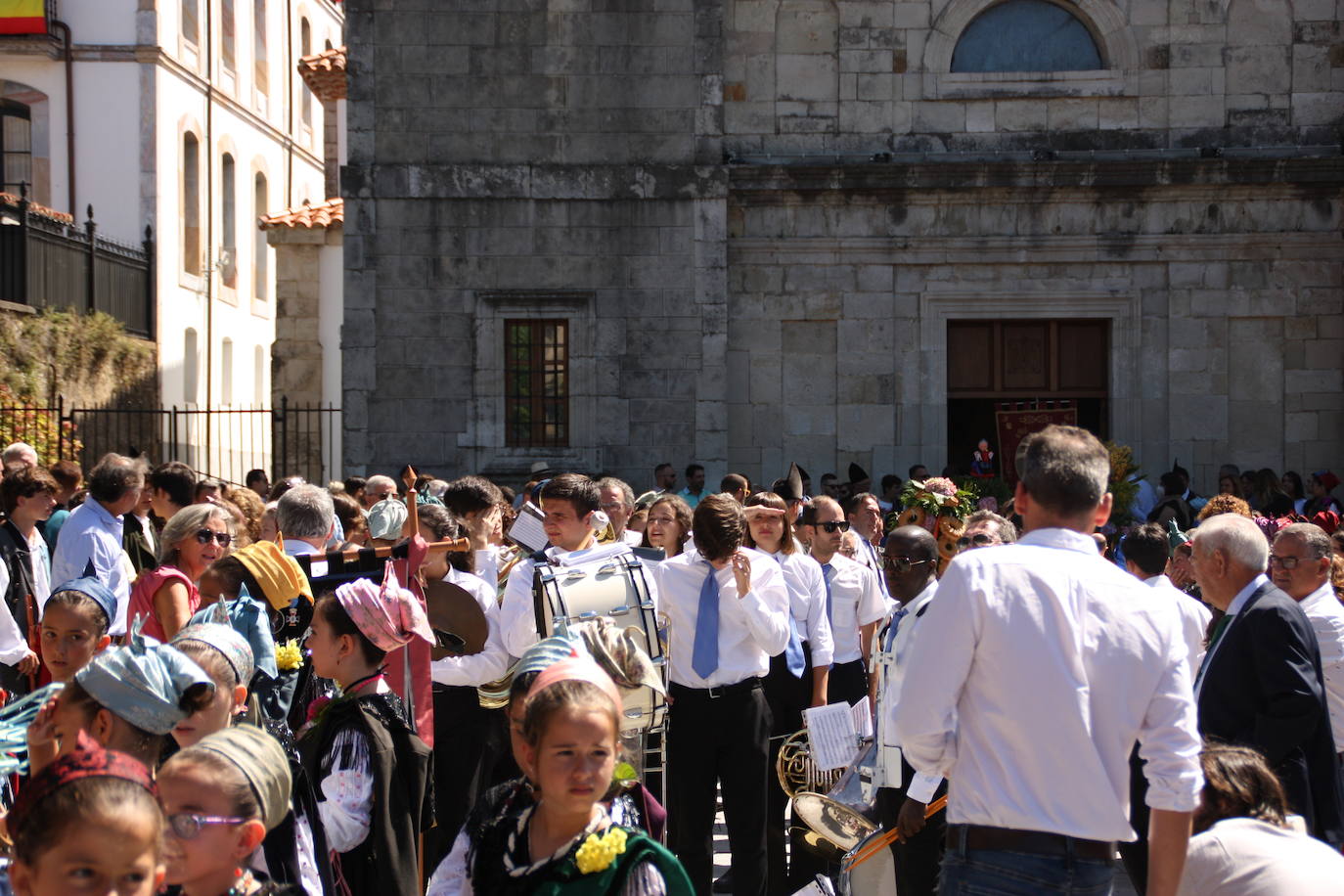 Fotos: La Sacramental llena de color y vida las calles de Colombres