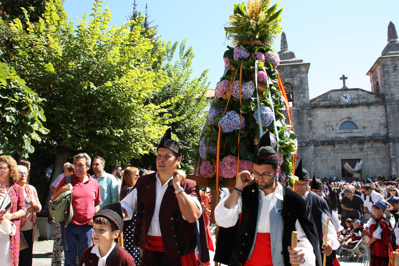 Fotos: La Sacramental llena de color y vida las calles de Colombres