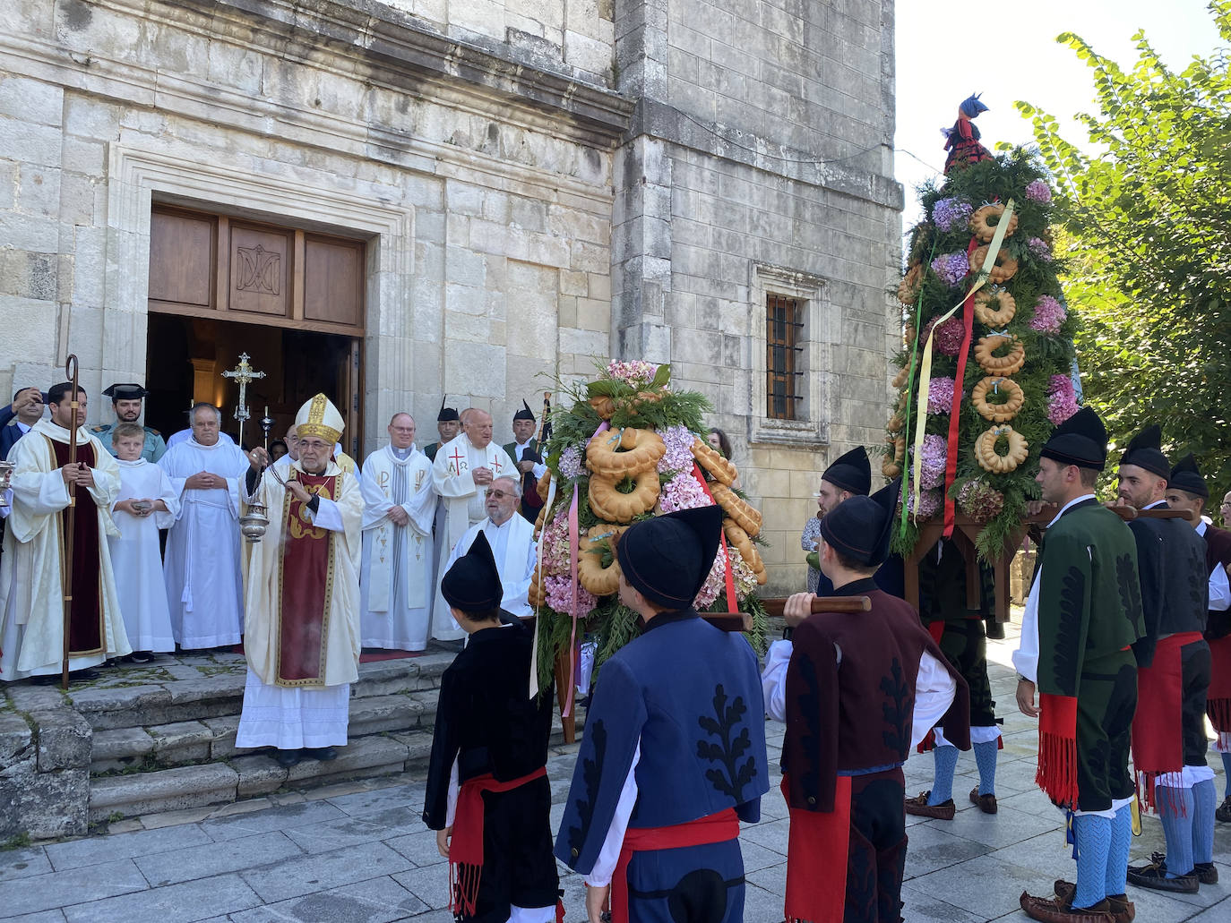 Fotos: La Sacramental llena de color y vida las calles de Colombres