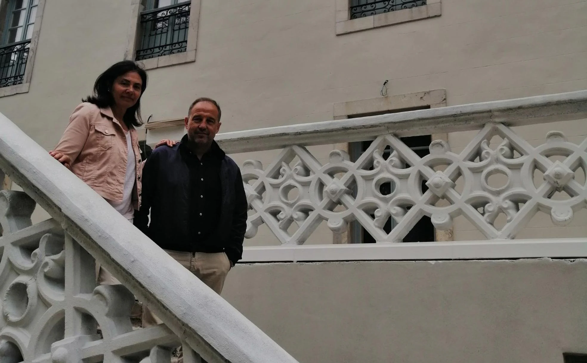 u La terraza Pilar Andrés y Víctor Antuña, en uno de los espacios singulares del hotel, donde se servirán los desayunos en verano. 