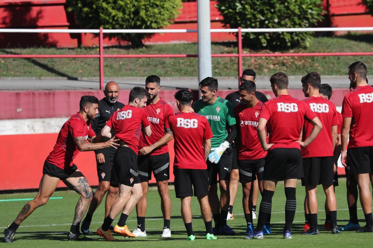 Gio Zarfino empuja a Guille Rosas para que pase por el pasillo en el inicio del entrenamiento de ayer en Mareo. 