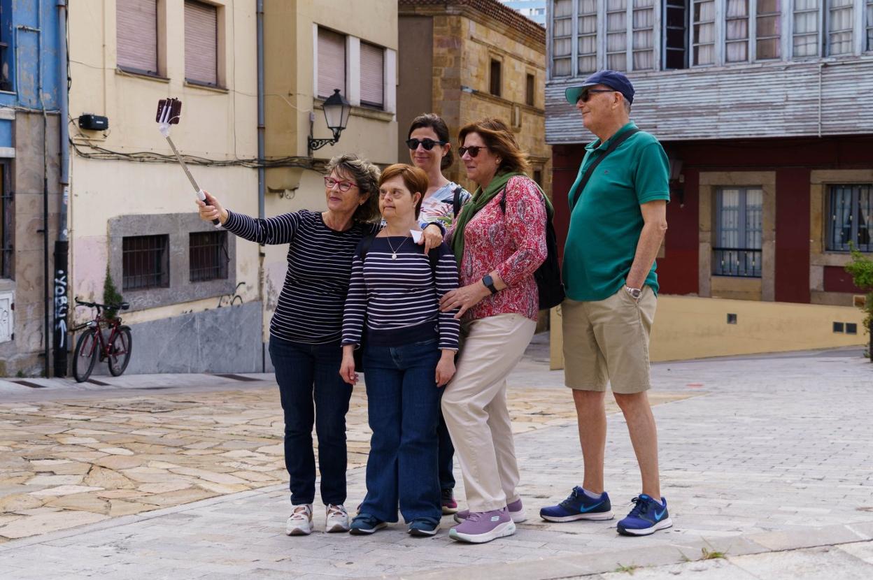 El grupo, guardando un recuerdo del viaje en Cimavilla. 