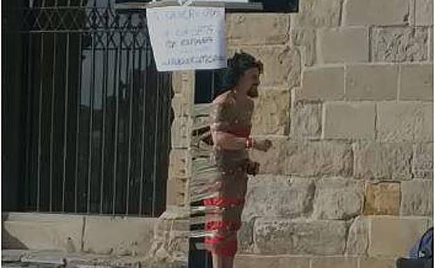 El novio, atado a un poste en Gijón durante su despedida de soltero.