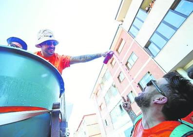 Imagen secundaria 1 - Lugo de Llanera arranca sus fiestas &#039;pingando&#039;