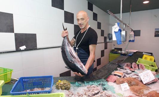 José Miguel Pérez, de pescadería el Puerto, muestra un bonito, muy apreciado por su clientela. 