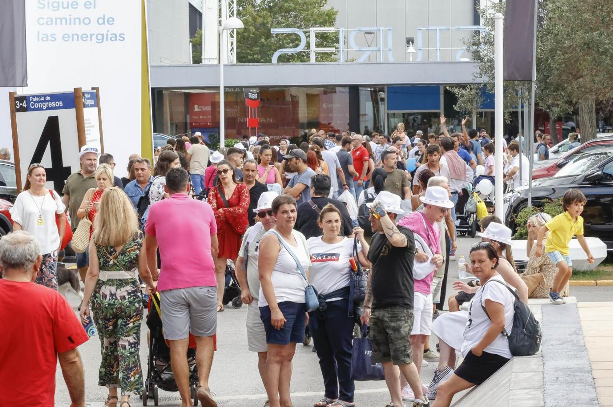 Miles de visitantes acudieron al recinto ferial también durante el último día de Feria. 