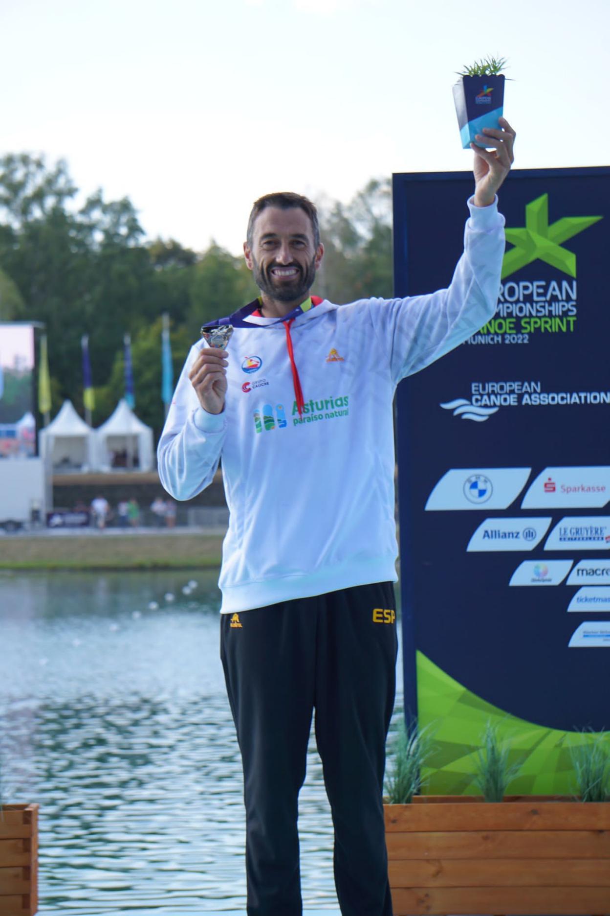 Walter Bouzán, radiante, con su medalle de plata. 