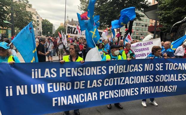 Pensionistas asturianos se manifiestan en Bilbao por una subida de la prestación mínima