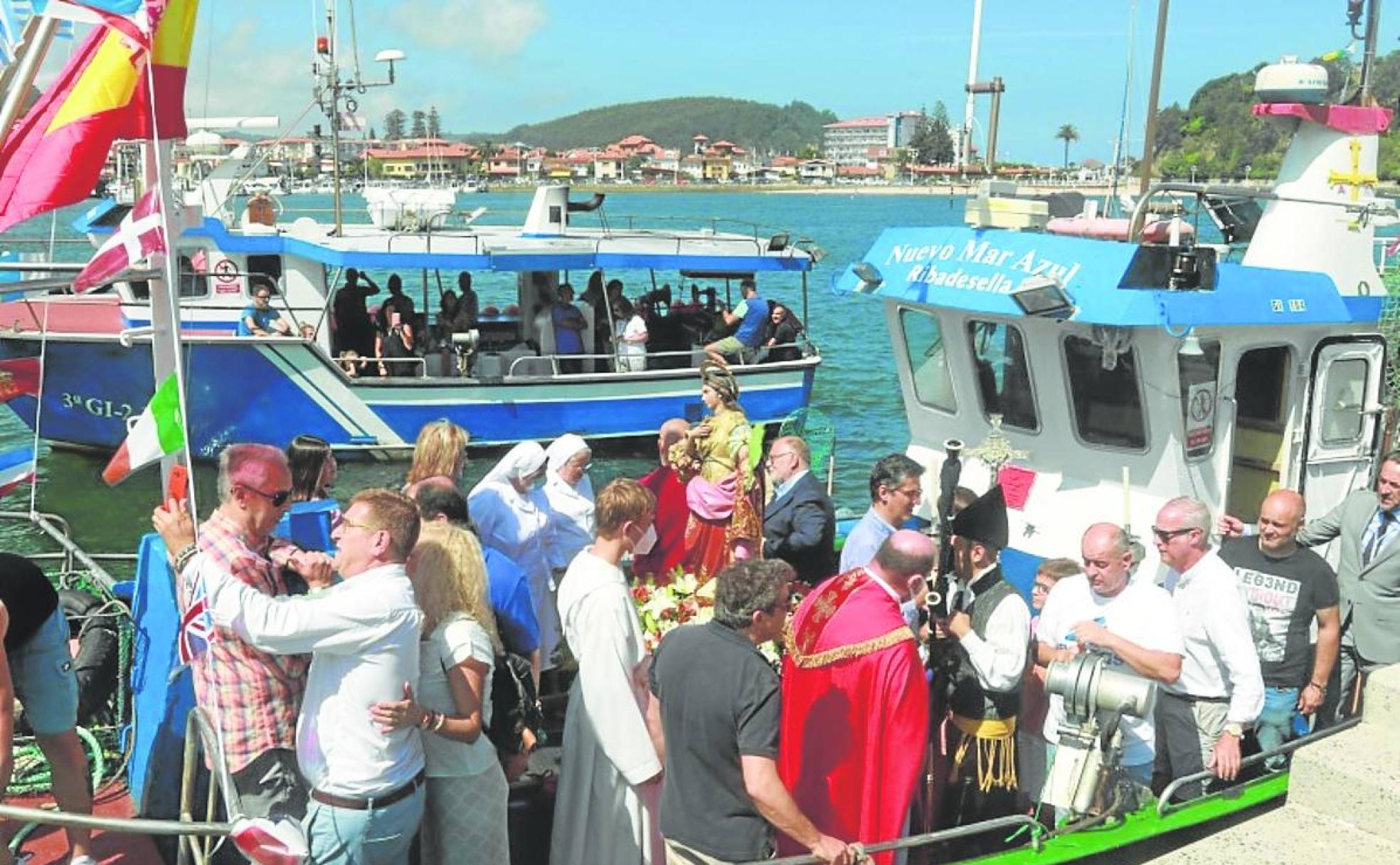 Los barcos surcaron la bahía en la procesión marítima