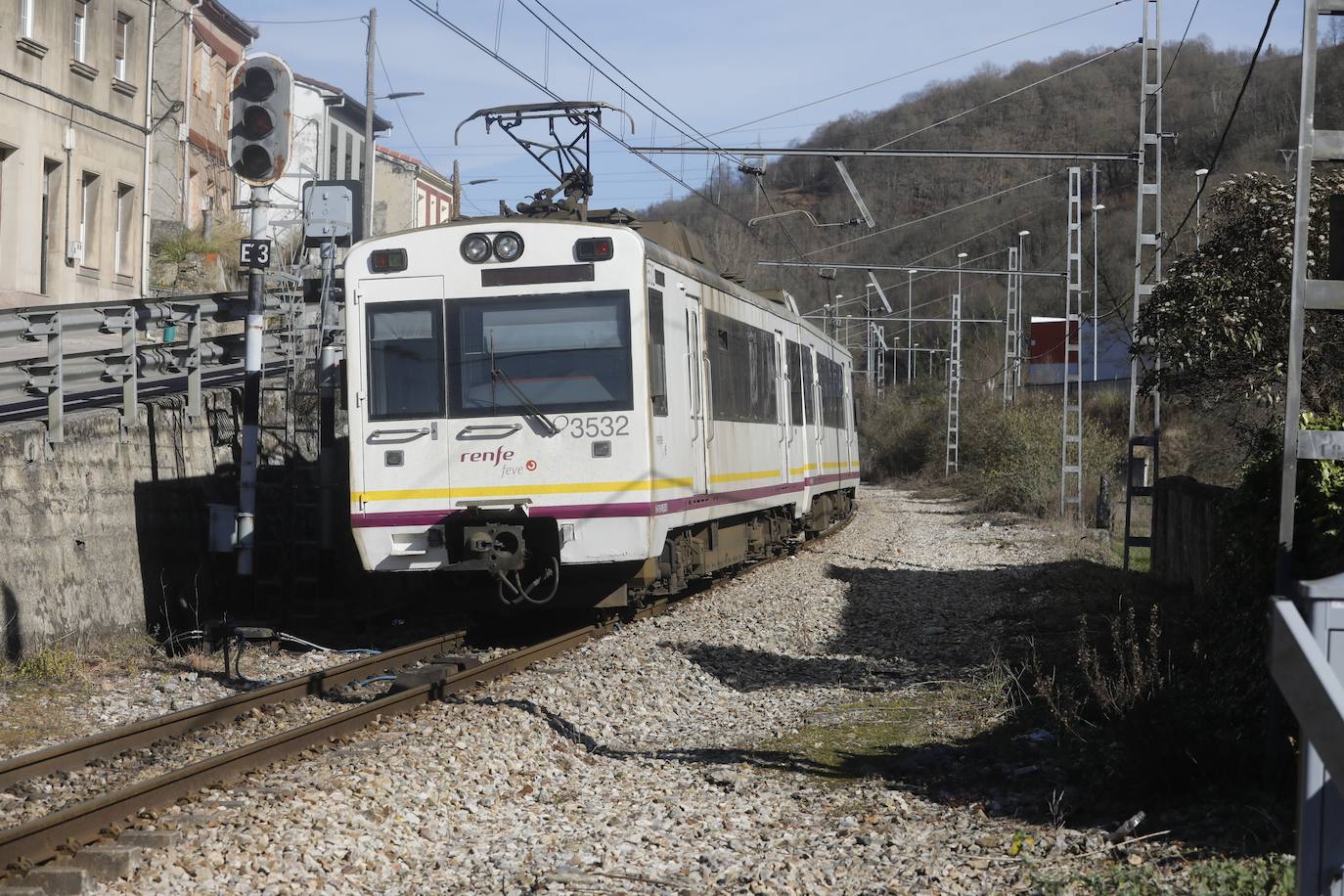 Un tren de la línea C-5 circulando por La Felguera.