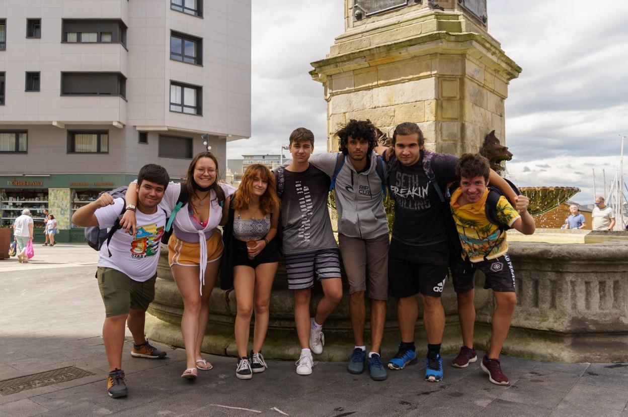 El grupo, frente a la estatua de Pelayo, en su camino a San Lorenzo. 