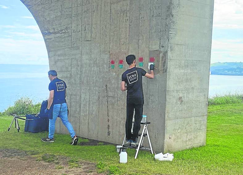 Imagen secundaria 1 - Expertos en rehabilitación de obras de arte llevaron a cabo a principios de verano pruebas de pintura para comprobar la eficacia de los productos. 