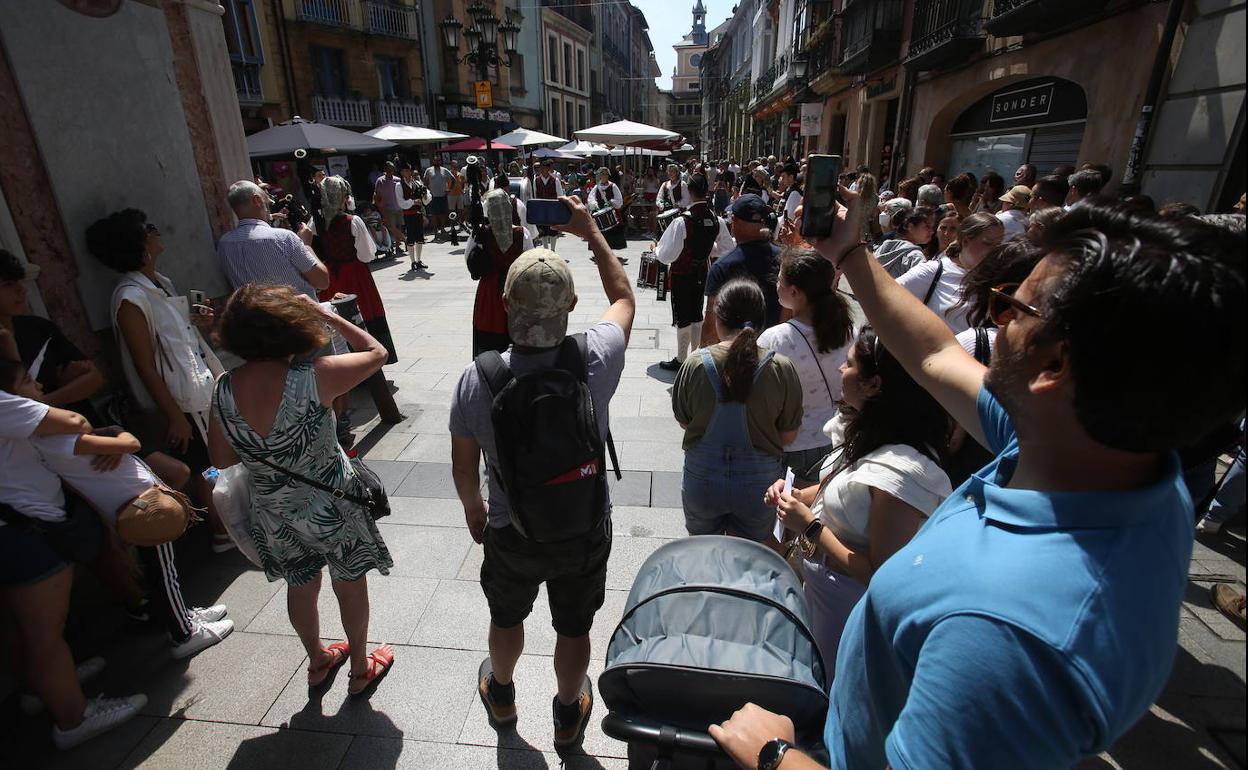 Turistas en Oviedo este verano.